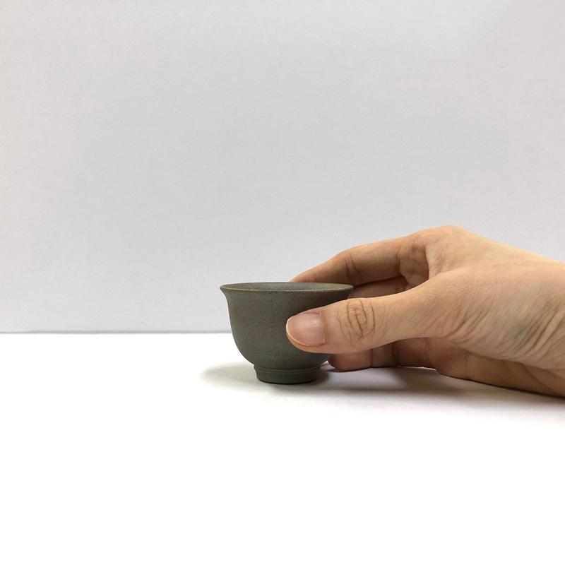(last units) Tsuzuki Yutaka: Tokoname Guinomi Cups Brown - Earth Sakura Petal 40 ml,
